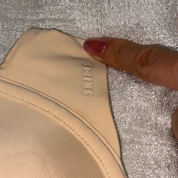 SKIMS Nude Strapless Bra and Panty Set - Picture 4 of 8